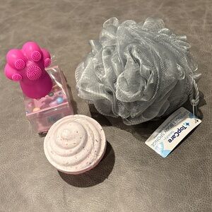 Bath & Body Works Confetti Cupcake Fizzy and 2 Sponges
